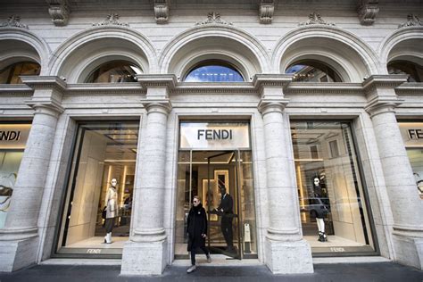 illuminare negozio fendi|fendi roma palazzo.